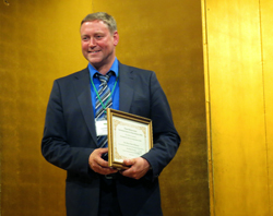 Prof. Klaus-Dieter Weltmann mit Ehrenurkunde bei einer Preisverleihung in Japan.