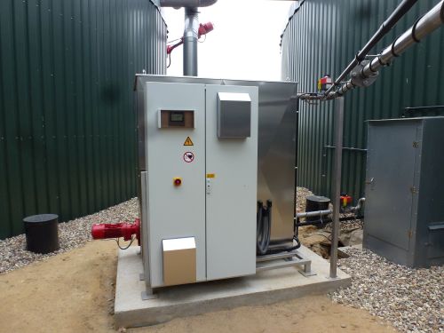 „Wave-Box“ des Unternehmens PRE, angeschlossen an eine Biogasanlage, zur ultraschallbasierten Aufbereitung organischer Einsatzstoffe.