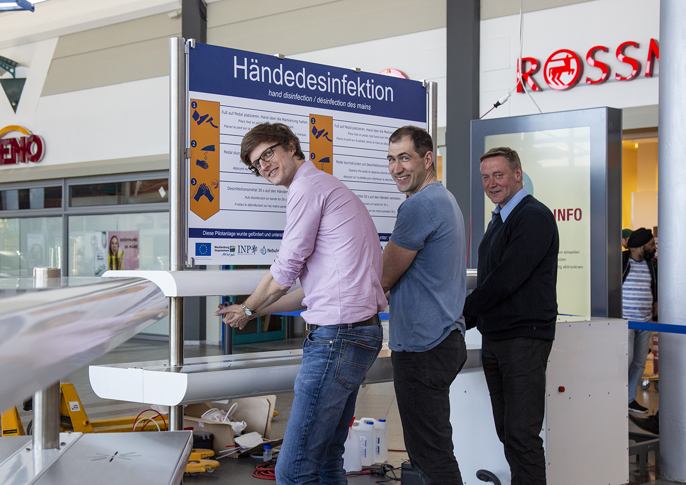 Dr. Ansgar Schmidt-Bleker, Dr. Jörn Winter und Prof. Klaus-Dieter Weltmann testen in einem Einkaufszentrum eine Pilotanlage des „Sporosan“-Händedesinfektionssystems