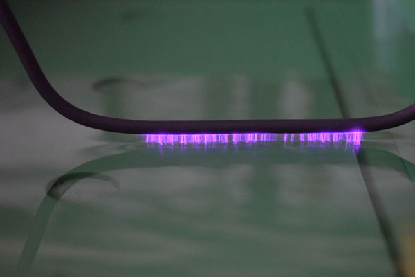 Plasmaentladung über einer Flüssigkeitsoberfläche im Rahmen einer Konzeptstudie zur plasmabasierten Flüssigkeitsbehandlung.