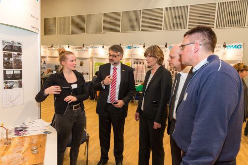 Nachwuchsforscherin Sophia Adam vom Hansa-Gymnasium erläutert  ihr Projekt zum Bau und der Konstruktion einer Plasmaquelle