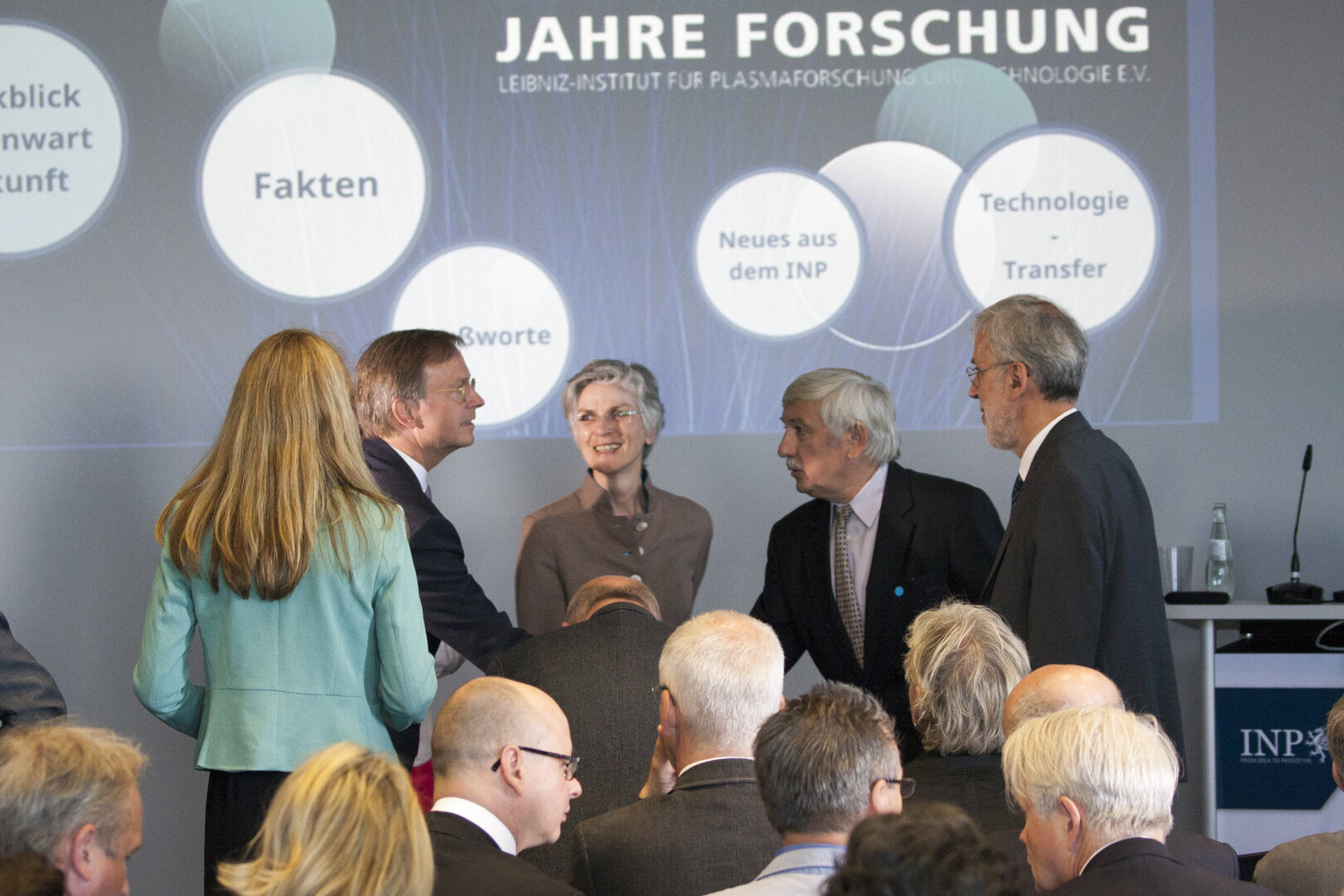 Thomas Rachel, Birgit Hesse und Prof. Kurt Becker im Gespräch bei der Jubiläumsveranstaltung zum 25-jährigen Bestehen des INP.