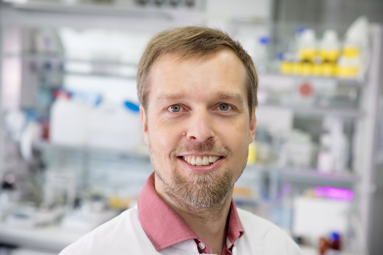Porträt von INP-Forscher Sander Bekeschus im Laborumfeld anlässlich seiner Professur für Plasmamedizin an der Universitätsmedizin Rostock.