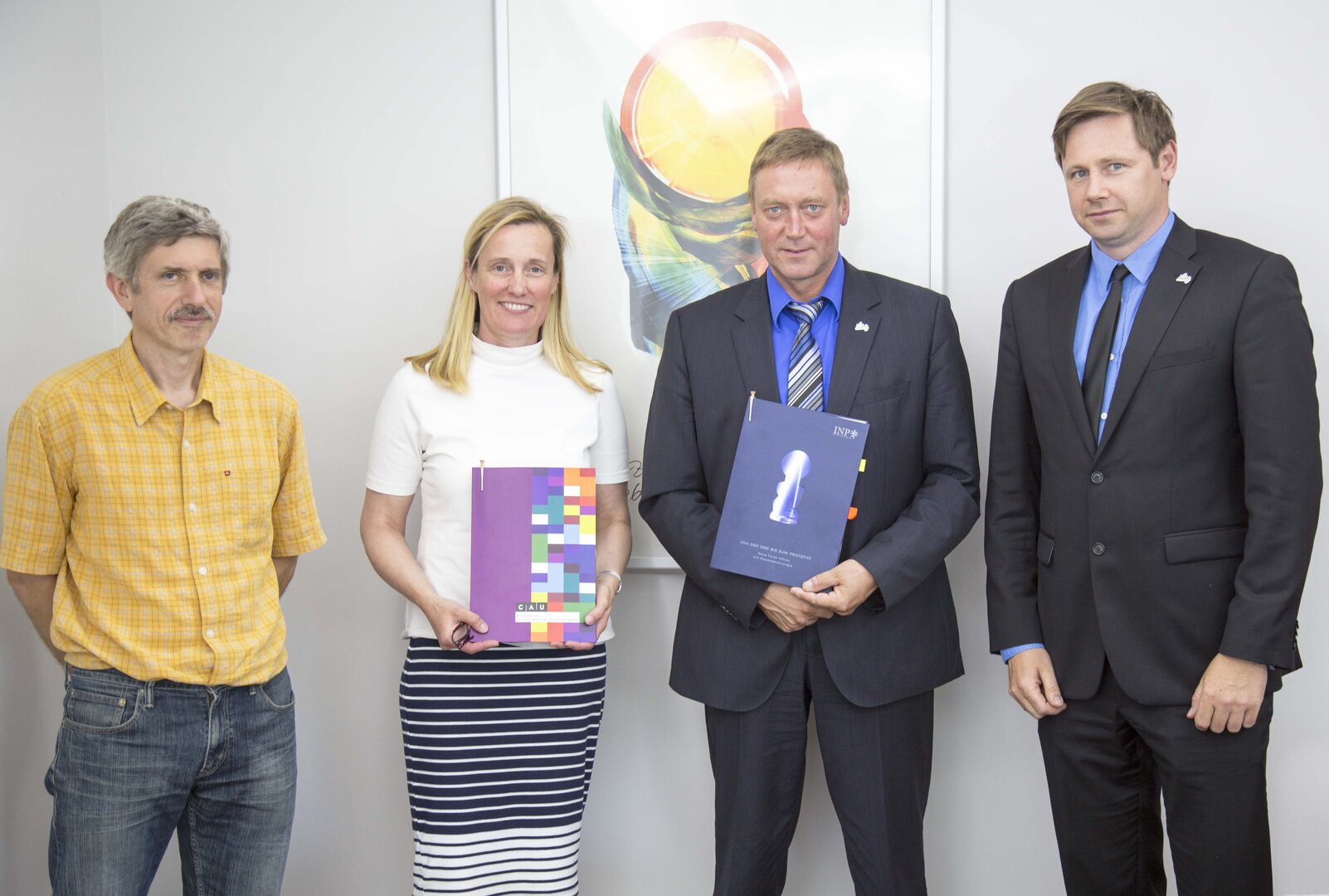 Prof. Michael Bonitz, Prof. Karin Schwarz, Prof. Klaus-Dieter Weltmann und Jens Berger bei der Unterzeichnung des Kooperationsvertrags zwischen INP in Greifswald und der Universität Kiel.