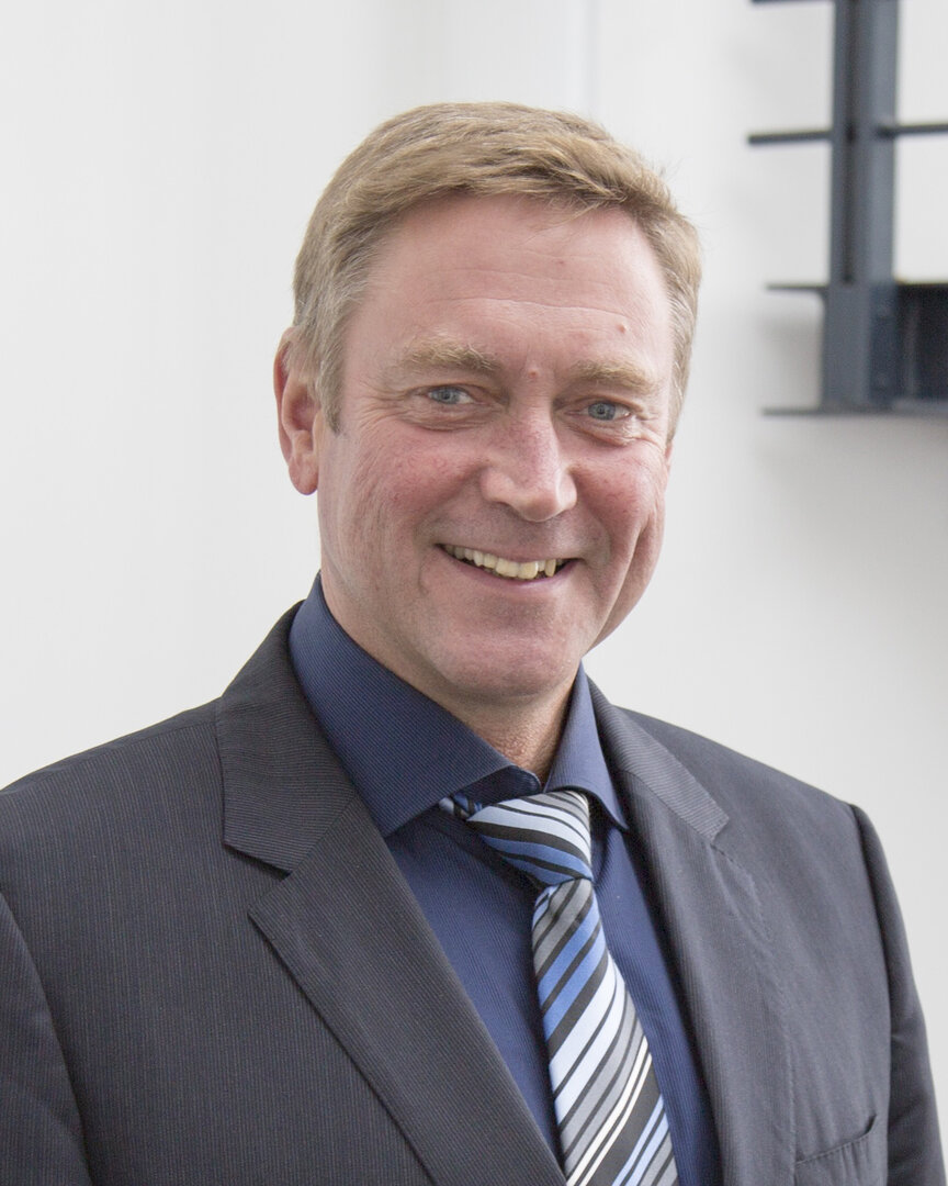 Portrait of Prof. Klaus-Dieter Weltmann in a suit, smiling at the camera.