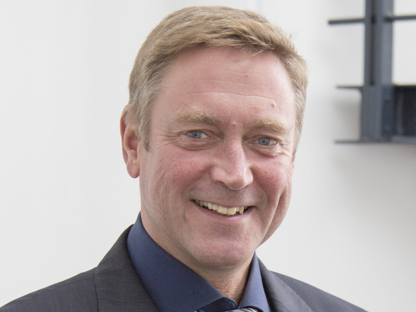 Porträt von Prof. Klaus-Dieter Weltmann im Anzug, lächelnd in die Kamera.