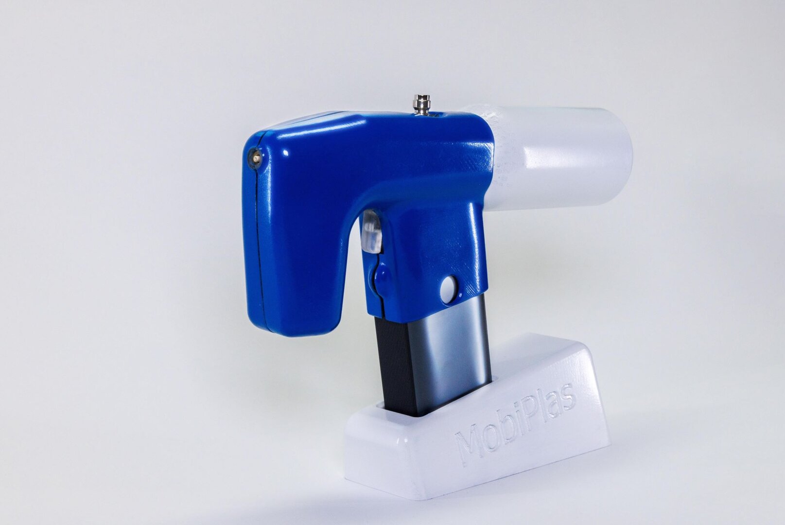 Mobiles Plasmagerät „MobiPlas“ in seitlicher Ansicht auf einer weißen Halterung, mit blauem Gehäuse und kompakter Bauform.