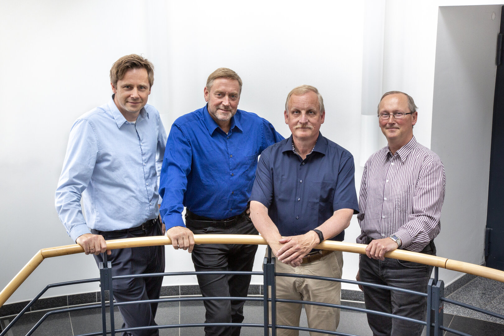 Die INP-Vorstandsmitglieder Jens Berger, Prof. Klaus-Dieter Weltmann, Prof. Thomas von Woedtke und Prof. Dirk Uhrlandt stehen gemeinsam an einem Treppengeländer.