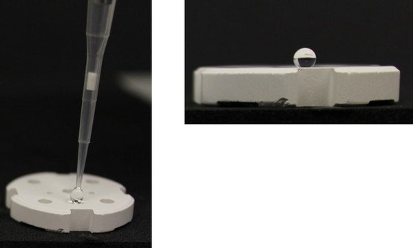 Wassertropfen auf einem beschichteten keramischen Prüfkörper, aufgenommen zur Bestimmung der Benetzbarkeit der PECVD-Schicht.