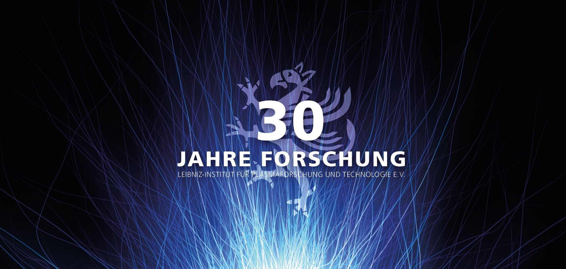 Grafisches Jubiläumsbanner mit blauen Plasma-Lichtlinien auf dunklem Hintergrund und der Aufschrift „30 Jahre Forschung – Leibniz-Institut für Plasmaforschung und Technologie e.V.“ sowie einem stilisierten Greifswalder Greif.