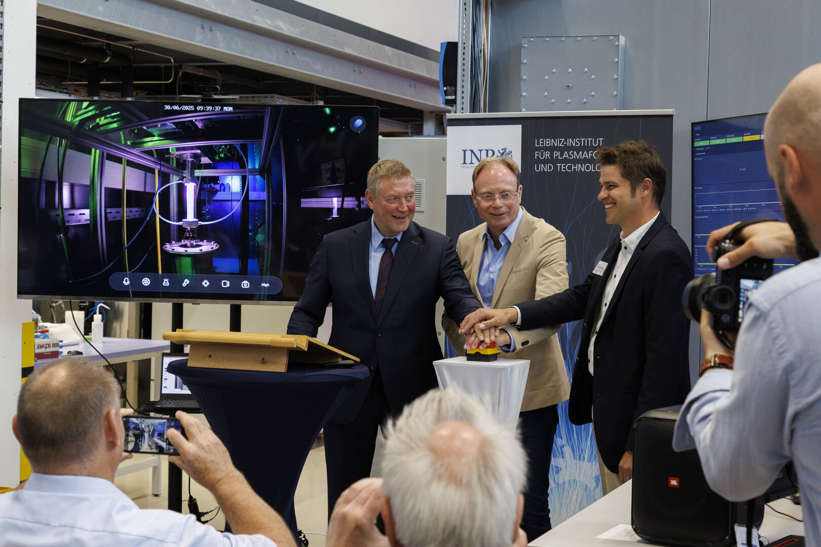 Prof. Weltmann, Staatssekretär Schulte und Dr. Hummel starten gemeinsam per Knopfdruck die neue Plasmalysis-Entwicklungsumgebung am INP in Greifswald.