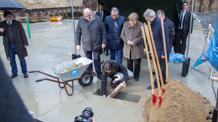 Grundsteinlegung für das neue Zentrum für Life Science und Plasmatechnologie