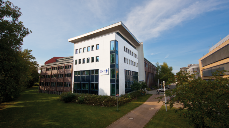 Erfolgreiche Forschung, zukunftsweisende Strategie und internationale Bedeutung – INP überzeugt bei umfassender Evaluierung 
